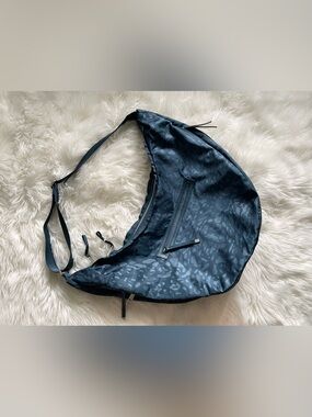 EUC Lululemon Athletica Resolution Hobo in
Animal Swirl Embossed Alberta Lake